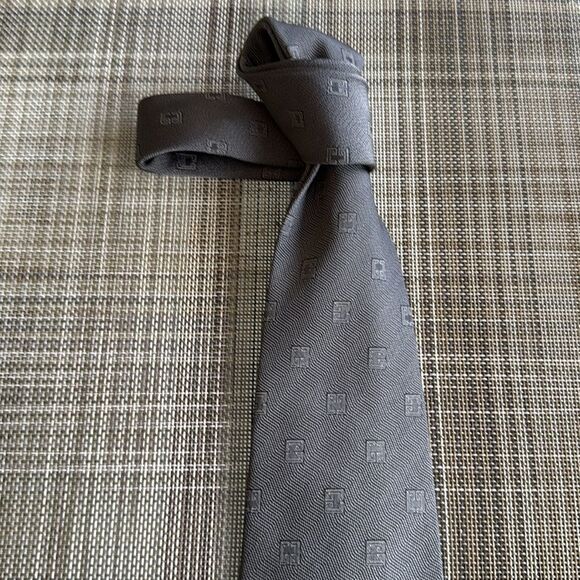 Gucci Other - NWOT Gucci Silk Jacquard Tie in Gray & Black GG Motif.